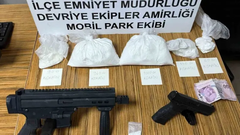 İstanbul’da metrobüs durağında uyuşturucu ticareti yapan 2 şüpheli yakalandı