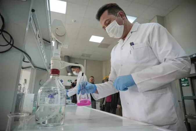 Mehmetçiğin içtiği sütten, yediği konserveye kadar hepsi bu laboratuvardan geçiyor Mehmetçiğin içtiği sütten, yediği konserveye kadar hepsi bu laboratuvardan geçiyor