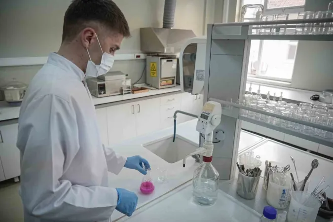 Mehmetçiğin içtiği sütten, yediği konserveye kadar hepsi bu laboratuvardan geçiyor Mehmetçiğin içtiği sütten, yediği konserveye kadar hepsi bu laboratuvardan geçiyor