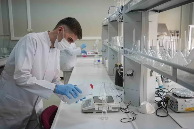 Mehmetçiğin içtiği sütten, yediği konserveye kadar hepsi bu laboratuvardan geçiyor Mehmetçiğin içtiği sütten, yediği konserveye kadar hepsi bu laboratuvardan geçiyor