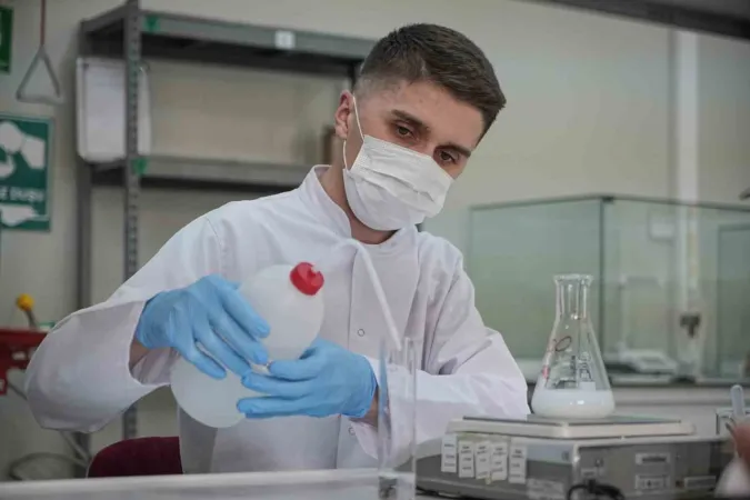 Mehmetçiğin içtiği sütten, yediği konserveye kadar hepsi bu laboratuvardan geçiyor Mehmetçiğin içtiği sütten, yediği konserveye kadar hepsi bu laboratuvardan geçiyor