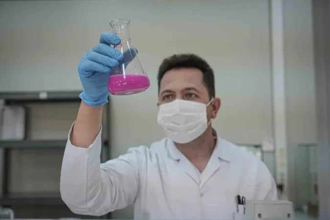 Mehmetçiğin içtiği sütten, yediği konserveye kadar hepsi bu laboratuvardan geçiyor Mehmetçiğin içtiği sütten, yediği konserveye kadar hepsi bu laboratuvardan geçiyor