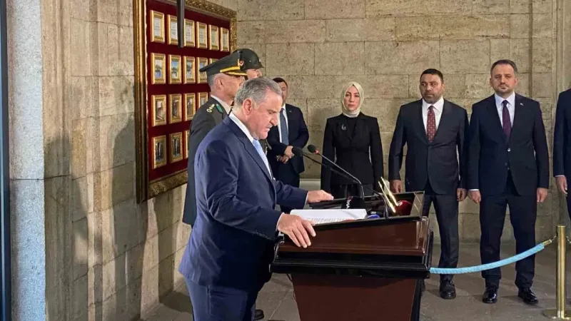 Bakan Bak’tan gençler ve sporcularla Anıtkabir’e ziyaret Bakan Bak’tan gençler ve sporcularla Anıtkabir’e ziyaret