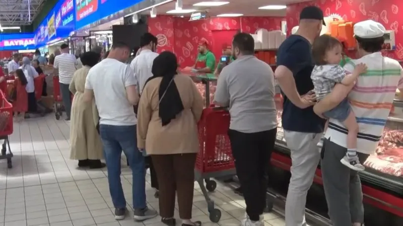 Bayram öncesi büyük indirim yapılan markete vatandaşlar akın etti Bayram öncesi büyük indirim yapılan markete vatandaşlar akın etti