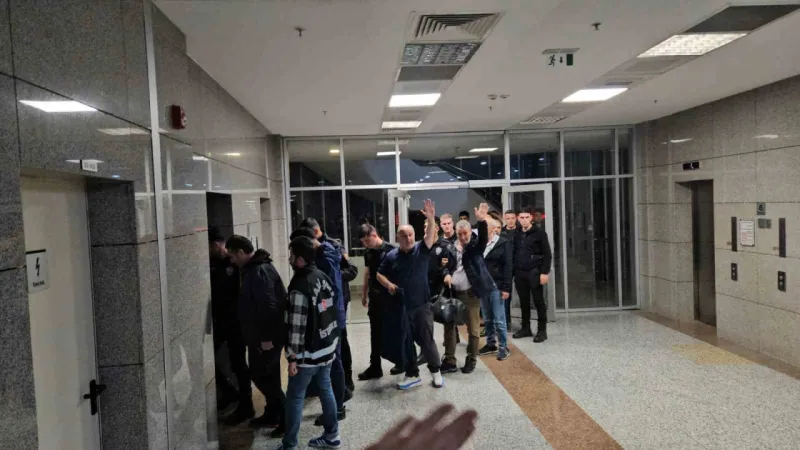 İBB’ye yönelik yolsuzluk soruşturmasında 25 şüpheli tutuklandı İBB’ye yönelik yolsuzluk soruşturmasında 25 şüpheli tutuklandı