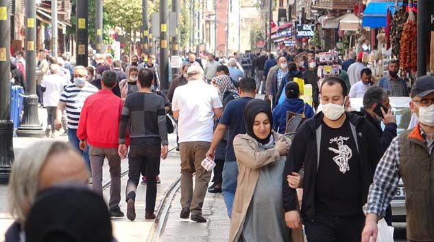 Kısıtlamaya saatler kala çarşı ve pazarlar doldu taştı