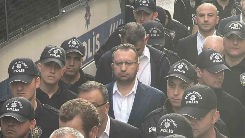 İBB’ye yönelik soruşturmada 5’inci dalgada gözaltına alınan şüpheliler sağlık kontrolüne getirildi İBB’ye yönelik soruşturmada 5’inci dalgada gözaltına alınan şüpheliler sağlık kontrolüne getirildi