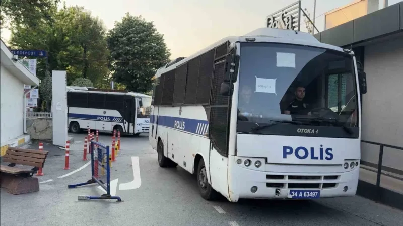 İBB’ye yönelik soruşturmada 5’inci dalgada gözaltına alınan şüpheliler sağlık kontrolüne getirildi İBB’ye yönelik soruşturmada 5’inci dalgada gözaltına alınan şüpheliler sağlık kontrolüne getirildi