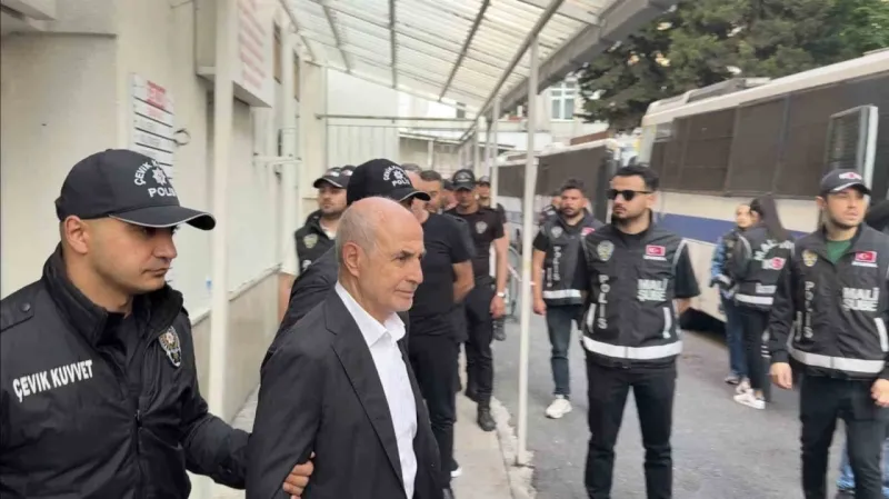 İBB’ye yönelik soruşturmada 5’inci dalgada gözaltına alınan şüpheliler sağlık kontrolüne getirildi İBB’ye yönelik soruşturmada 5’inci dalgada gözaltına alınan şüpheliler sağlık kontrolüne getirildi