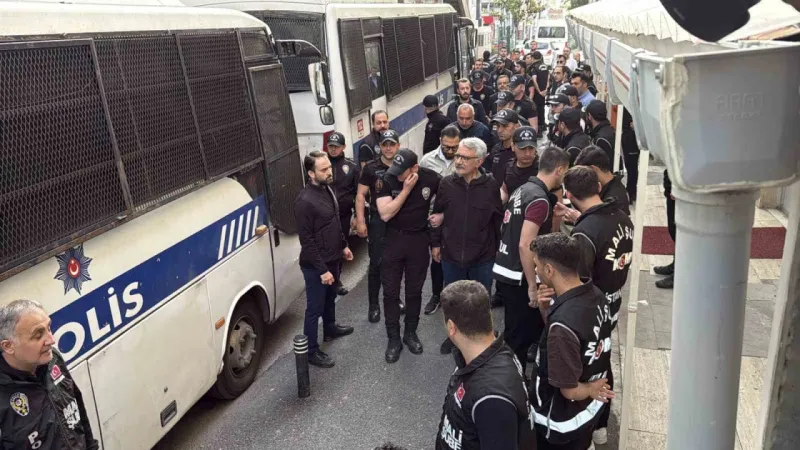 İBB’ye yönelik soruşturmada 5’inci dalgada gözaltına alınan şüpheliler sağlık kontrolüne getirildi İBB’ye yönelik soruşturmada 5’inci dalgada gözaltına alınan şüpheliler sağlık kontrolüne getirildi
