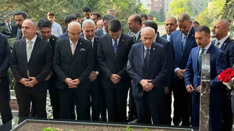 MHP Genel Başkanı Bahçeli, Alparslan Türkeş’in kabrini ziyaret etti MHP Genel Başkanı Bahçeli, Alparslan Türkeş’in kabrini ziyaret etti