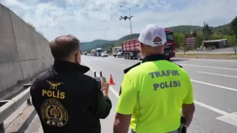 Bakan Yerlikaya: "Kurban Bayramı tatilinin ilk 4 gününde 2 bin 960 trafik kazası meydana geldi" Bakan Yerlikaya: "Kurban Bayramı tatilinin ilk 4 gününde 2 bin 960 trafik kazası meydana geldi"