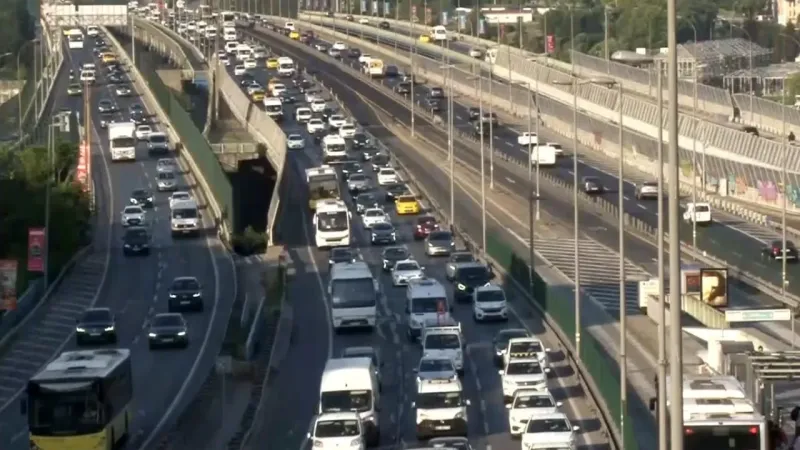 Kurban Bayramı tatili bitti, İstanbul’da trafik yoğunluğu yaşandı Kurban Bayramı tatili bitti, İstanbul’da trafik yoğunluğu yaşandı