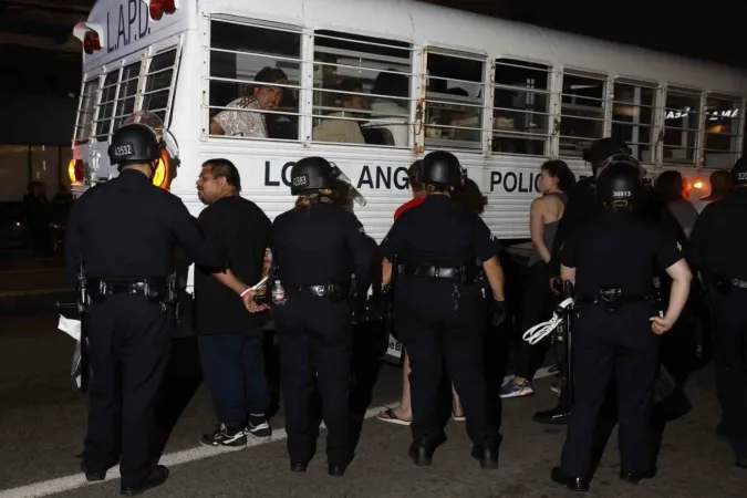 Los Angeles sokakları alev alev: 100’den fazla kişi gözaltına alındı