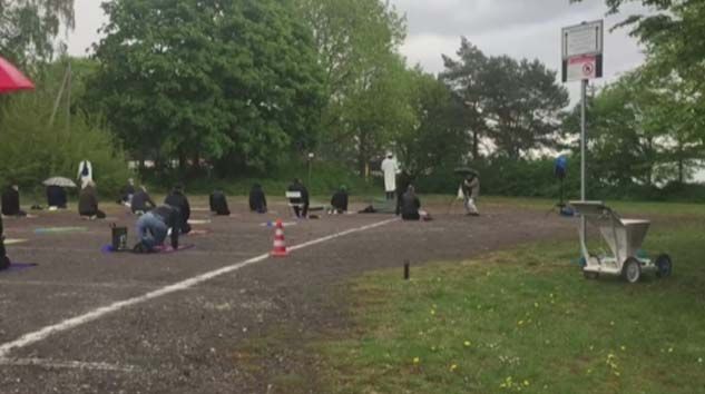 Almanya’da cuma namazı sokakta kılındı