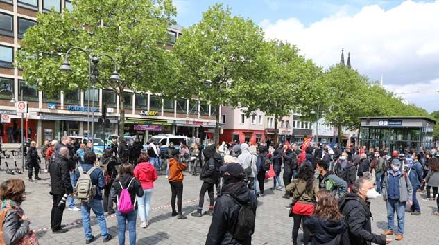 Köln’de sosyal mesafeli 1 Mayıs