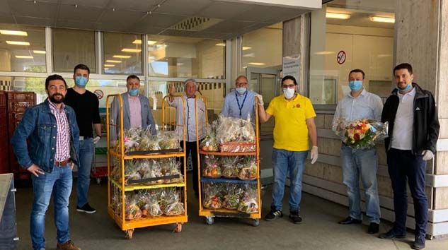 Almanya’da Türk STK’lar gül ve kolonya dağıtıyor