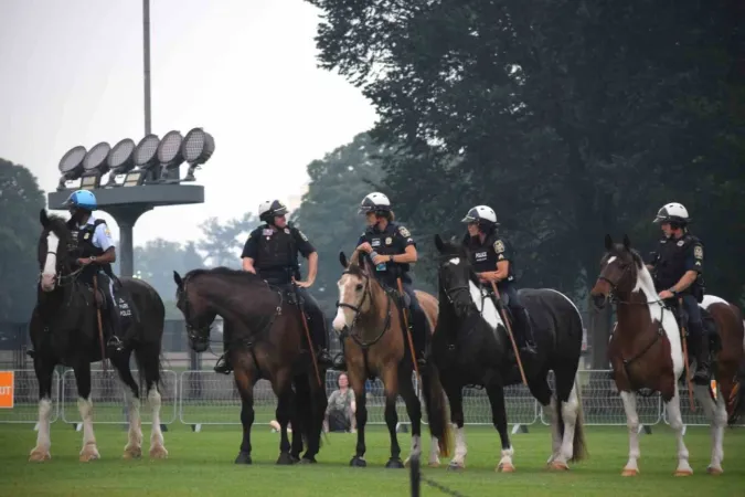 Trump’tan ABD ordusuna övgü, protestoculara gözdağı