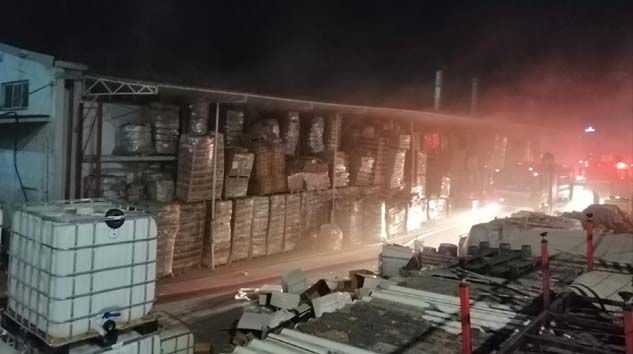 Tuzla’da dezenfektan üretimi yapan fabrikada korkutan yangın