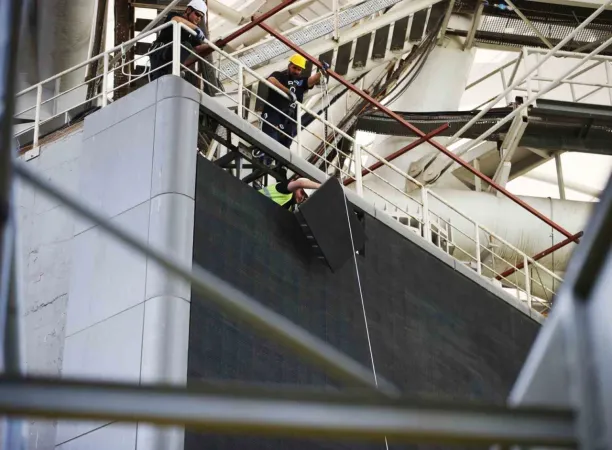 Fenerbahçe stadındaki scoreboardlar yenileniyor Fenerbahçe stadındaki scoreboardlar yenileniyor
