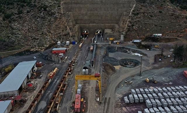 Türkiye’nin en uzun tren tünelinde, ışığın görülmesine 600 metre kaldı