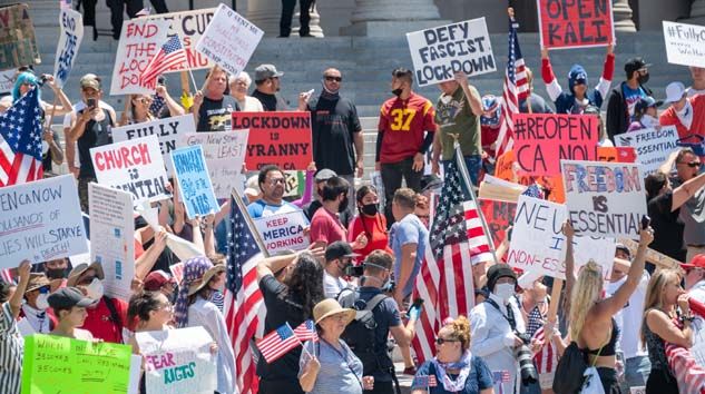 Binlerce kişi ‘Evde Kal’mamak için protesto gösterisi düzenledi