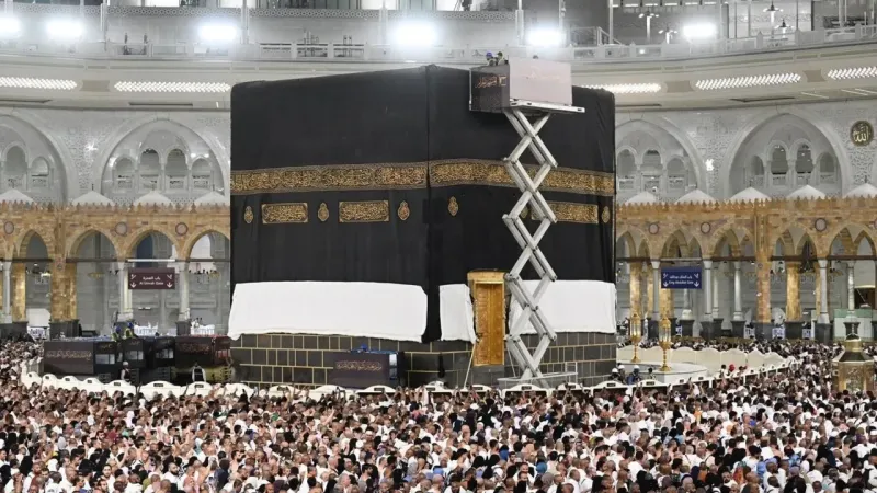 Kâbe’nin örtüsü değiştirildi