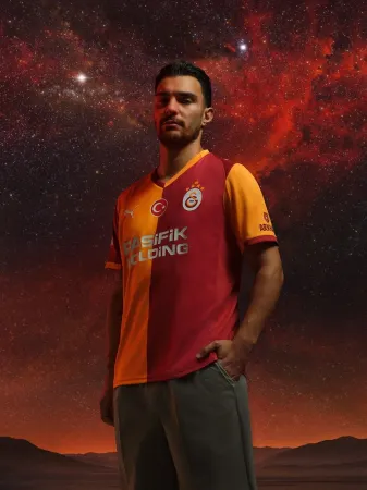 Galatasaray’ın yeni sezon formaları taraftarın beğenisine sunuldu