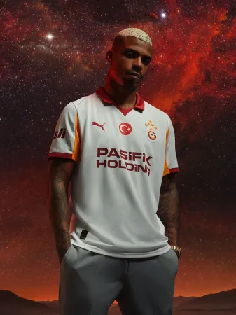 Galatasaray’ın yeni sezon formaları taraftarın beğenisine sunuldu