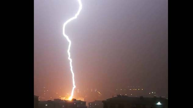 Silivri’de yıldırımlar geceyi gündüze çevirdi