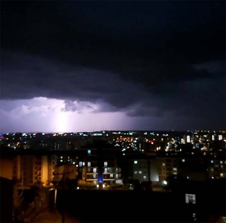 Silivri’de yıldırımlar geceyi gündüze çevirdi