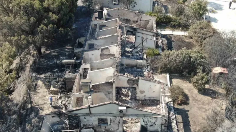 İzmir’deki yangında 85 yazlık ev küle döndü İzmir’deki yangında 85 yazlık ev küle döndü