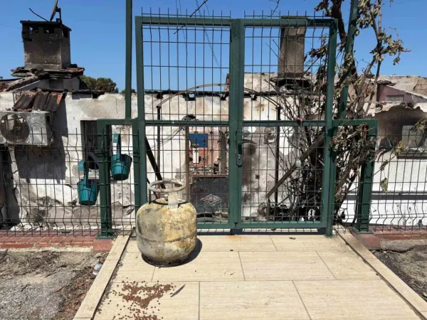 İzmir’deki yangında 85 yazlık ev küle döndü İzmir’deki yangında 85 yazlık ev küle döndü