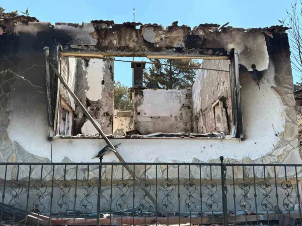 İzmir’deki yangında 85 yazlık ev küle döndü İzmir’deki yangında 85 yazlık ev küle döndü