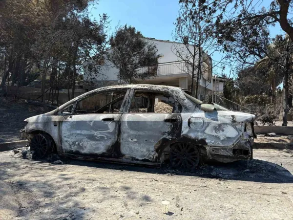 İzmir’deki yangında 85 yazlık ev küle döndü İzmir’deki yangında 85 yazlık ev küle döndü
