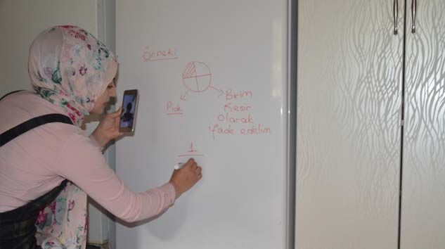 Azime Adıyaman öğretmen buzdolabını tahta, mutfağını sınıf yaptı
