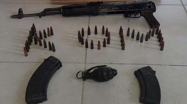 Adana’da bir evde el bombası ve uzun namlulu silah ele geçirildi