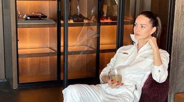 Yasemin Özilhan önce sırt kemiği şimdi ayaklarıyla gündem oldu