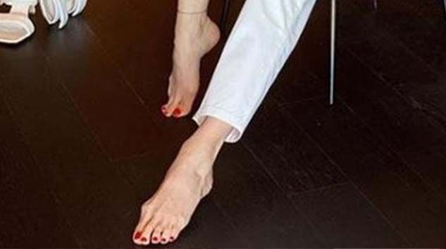 Yasemin Özilhan önce sırt kemiği şimdi ayaklarıyla gündem oldu