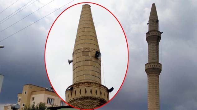 Minareye yıldırım düştü