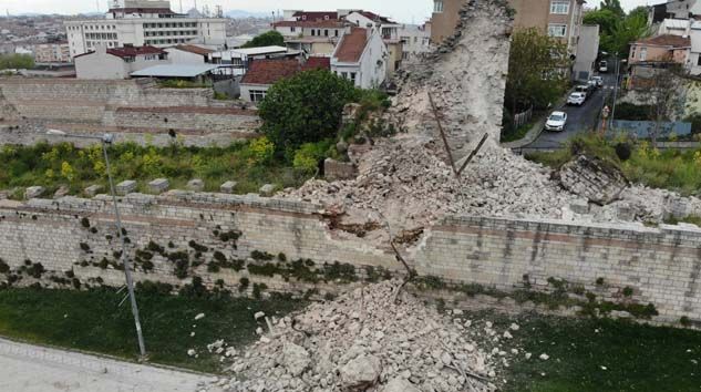 Fatih’teki tarihi surlarda çökme yaşandı