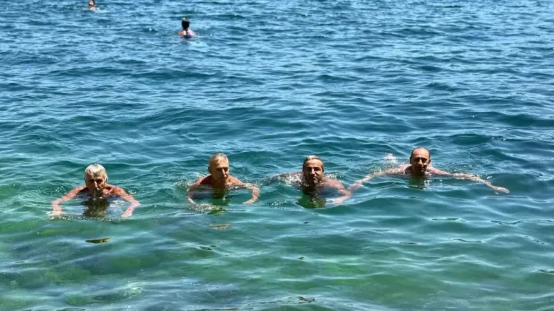 Termometreler 36 dereceyi gösterdi: Sıcaktan bunalan vatandaşlar sahile akın etti Termometreler 36 dereceyi gösterdi: Sıcaktan bunalan vatandaşlar sahile akın etti