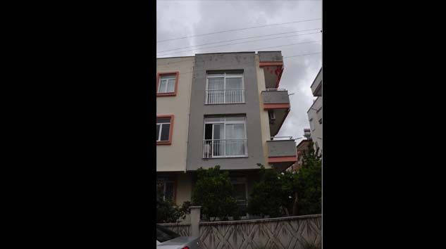 Üçüncü kattan düşen çocuk portakal ağacına takılıp kurtuldu