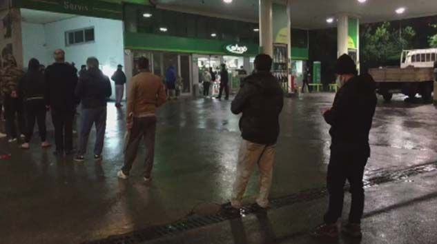 Kısıtlama biter bitmez akaryakıt istasyonlarındaki marketlerde yoğunluk oluştu