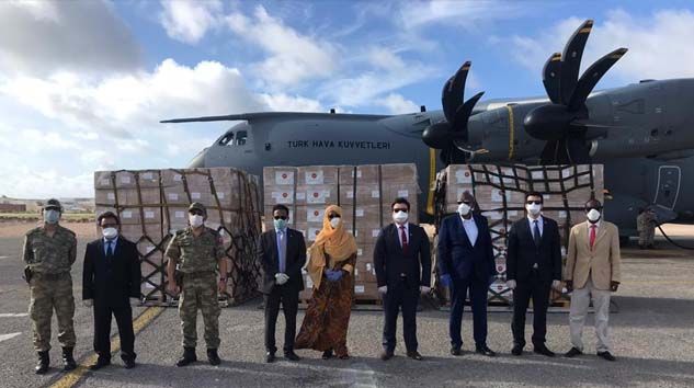 Tıbbi yardım malzemelerini taşıyan uçak Somali’de