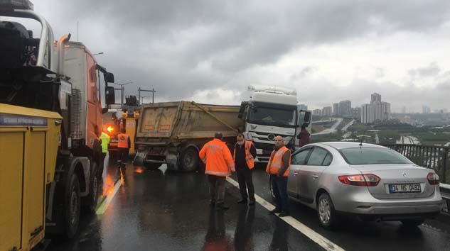 TEM’de kaza yapan hafriyat kamyonu trafiği felç etti