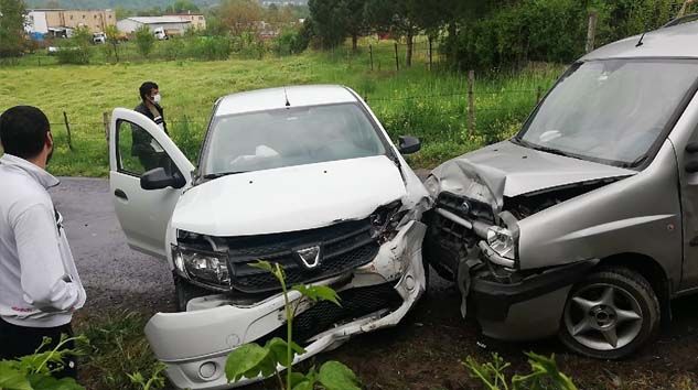 Otomobil ile hafifi ticari kamyonet kafa kafaya çarpıştı: 6 yaralı