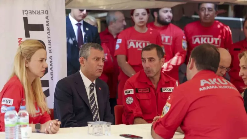 CHP Genel Başkanı Özel’den AKUT’a taziye ziyareti CHP Genel Başkanı Özel’den AKUT’a taziye ziyareti