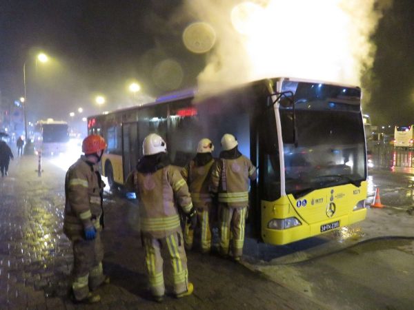 İstanbul’da belediye otobüsü alev alev yandı