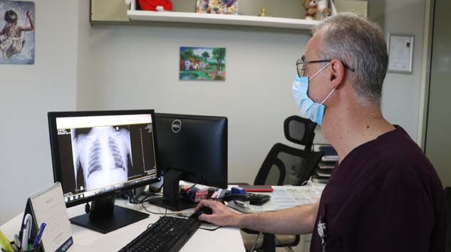 Annesinin 3 bin liralık tek taş yüzüğünü yuttu